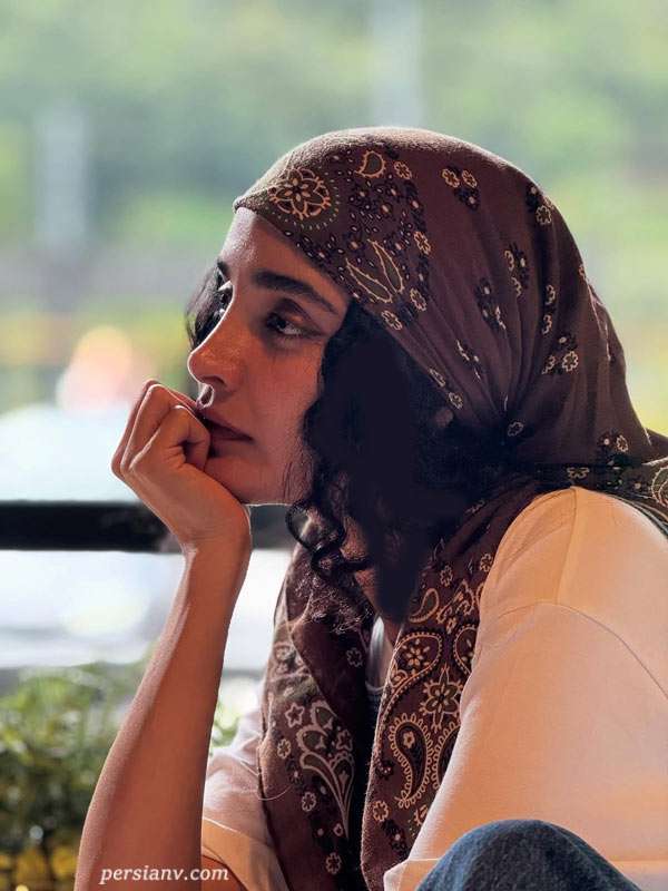 قاب دیدنی امروز | استایل بوهو-کژوال الهه حصاری در قاب آرامش‌بخش ترکیه / خوش‌پوشی آرام و پاییزی کیمیایِ “زخم کاری”