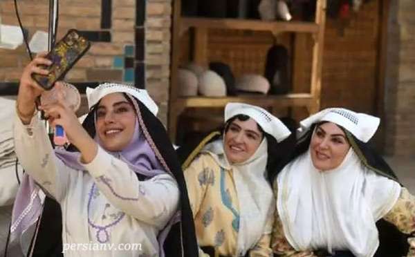 عکسی دیده نشده از گلاره عباسی و لاله اسکندری در پشت صحنه درام عاشقانه «محبوبه» و «رحیم»! / دو بانوی سینما در یک قاب